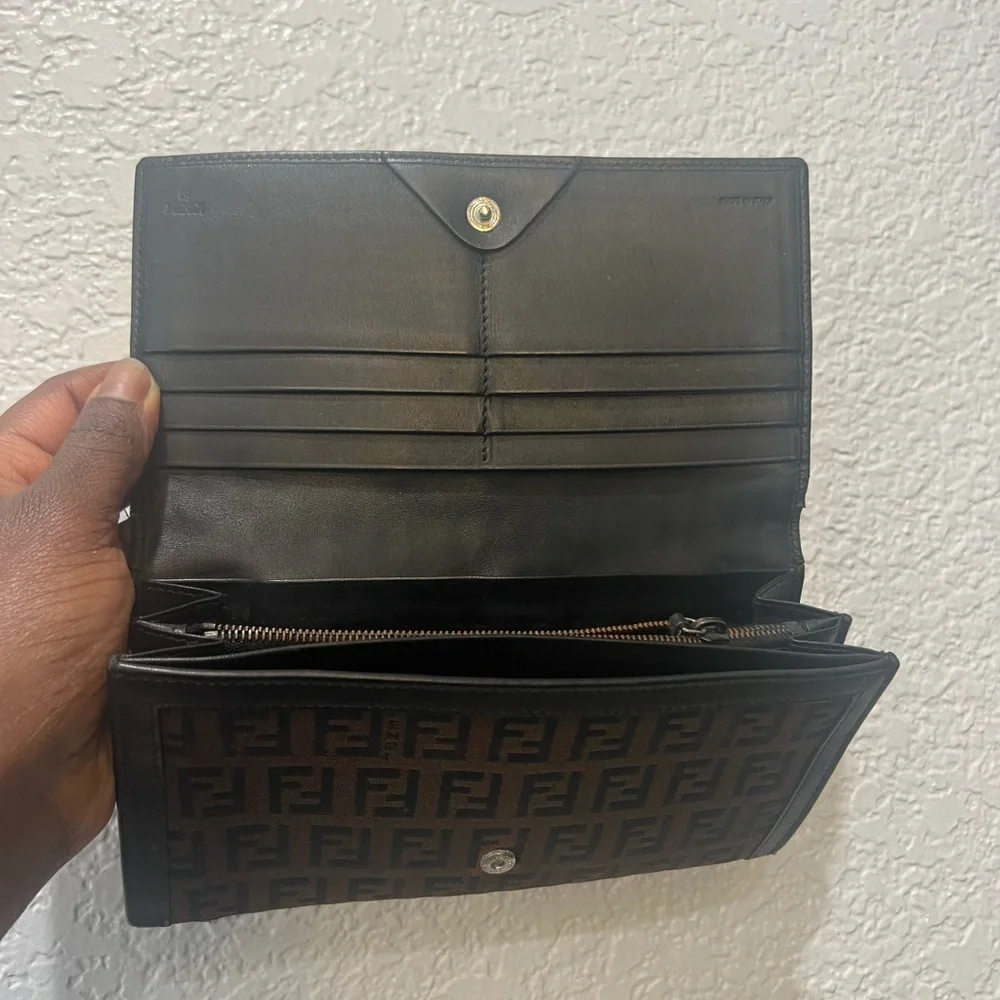 Sold ‼️‼️‼️‼️
Authentic vintage Fendi continental wallet! - Picture 11 of 13